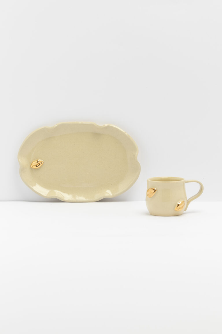 Xícara beijinho 100ml + Bandejinha ouro líquido | cor baunilha