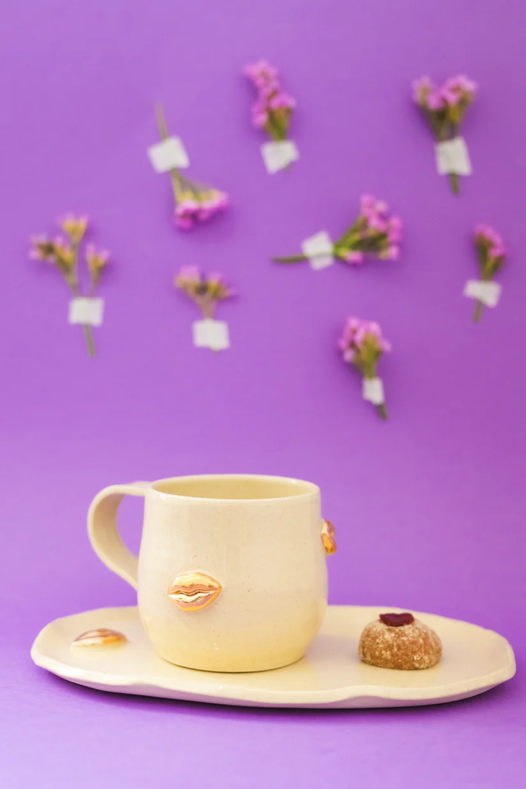 Caneca beijinho 200ml + Bandejinha ouro líquido | cor baunilha