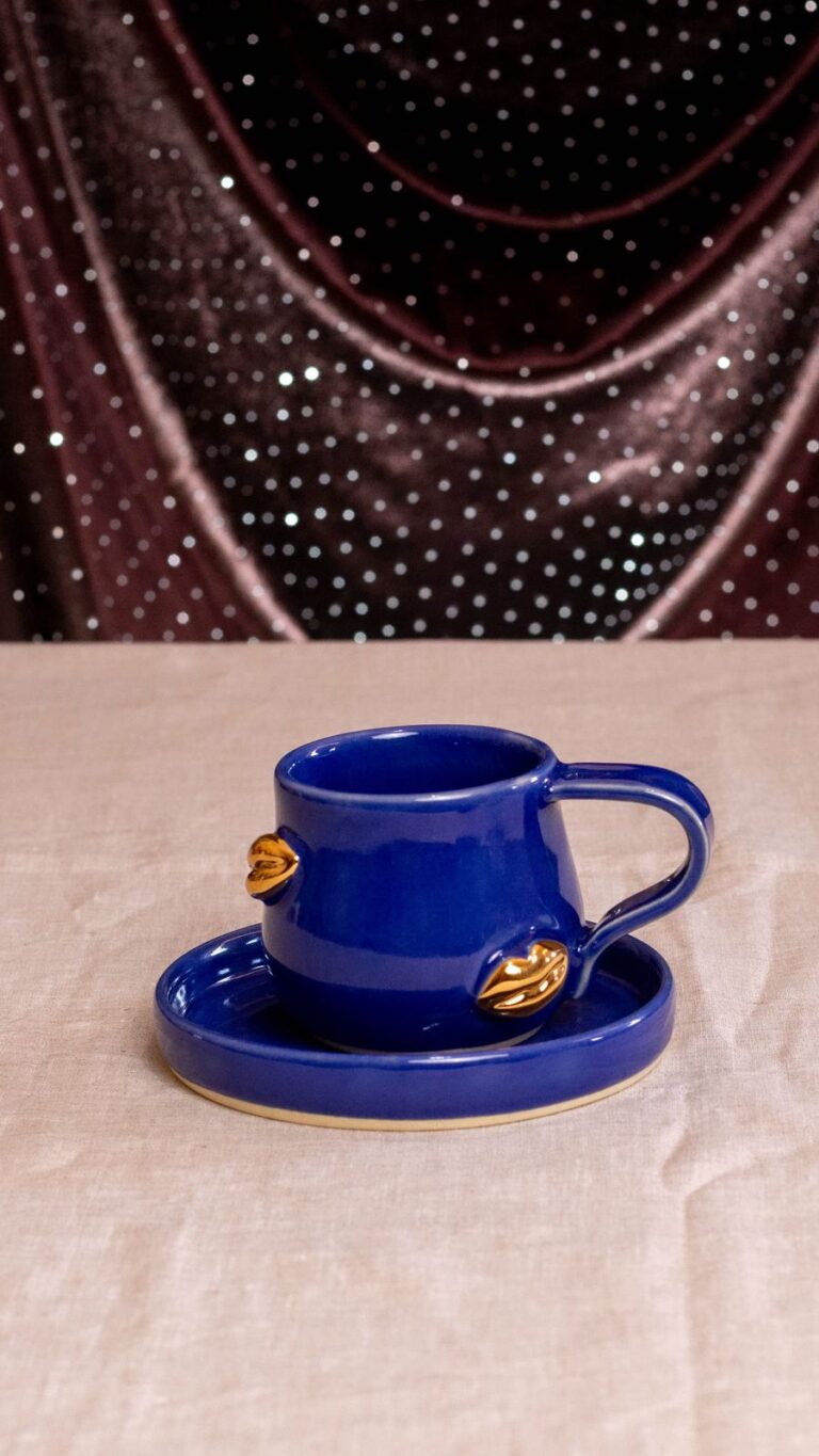 Xícara beijinho + pires Ouro líquido | Cor azul klein